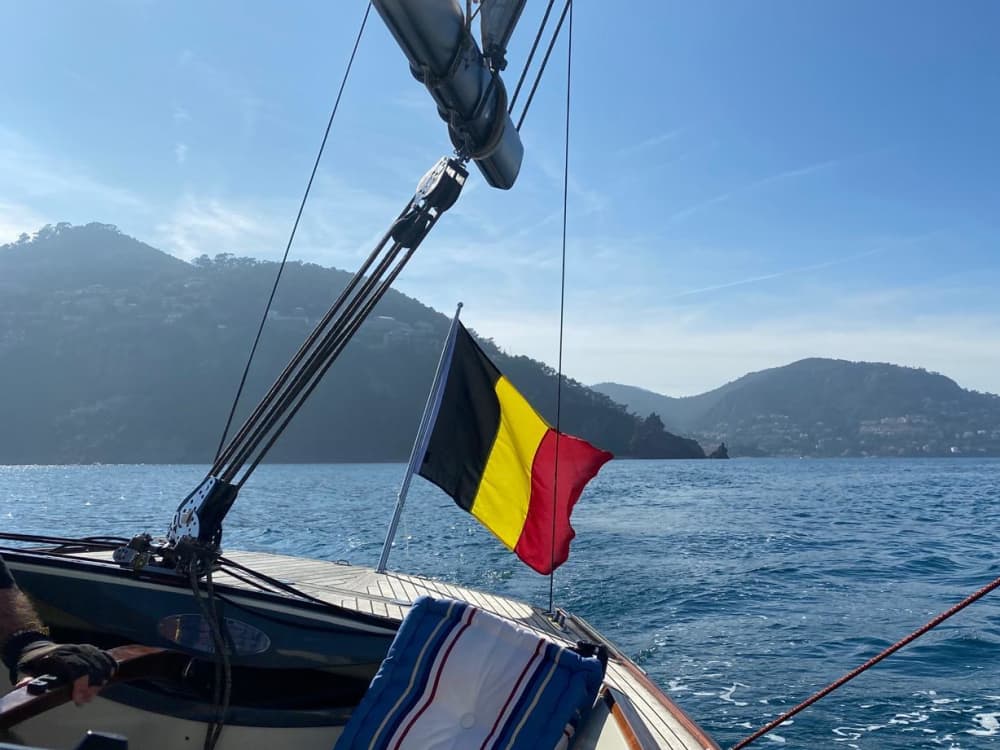 Scopri Golfe Juan a bordo di una barca a vela per un'intera giornata.