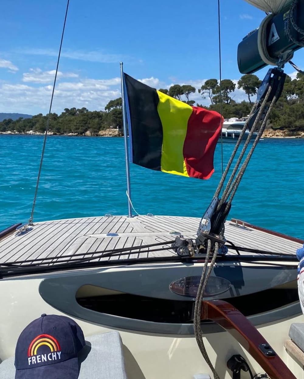Scopri Golfe Juan a bordo di una barca a vela per un'intera giornata.