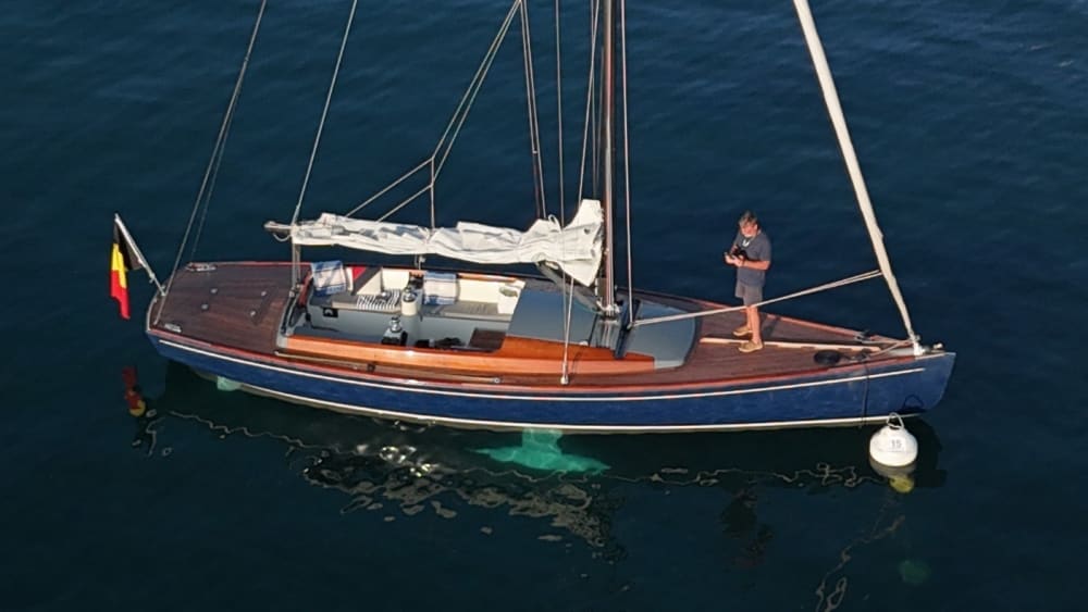 Scopri Golfe Juan a bordo di una barca a vela per un'intera giornata.