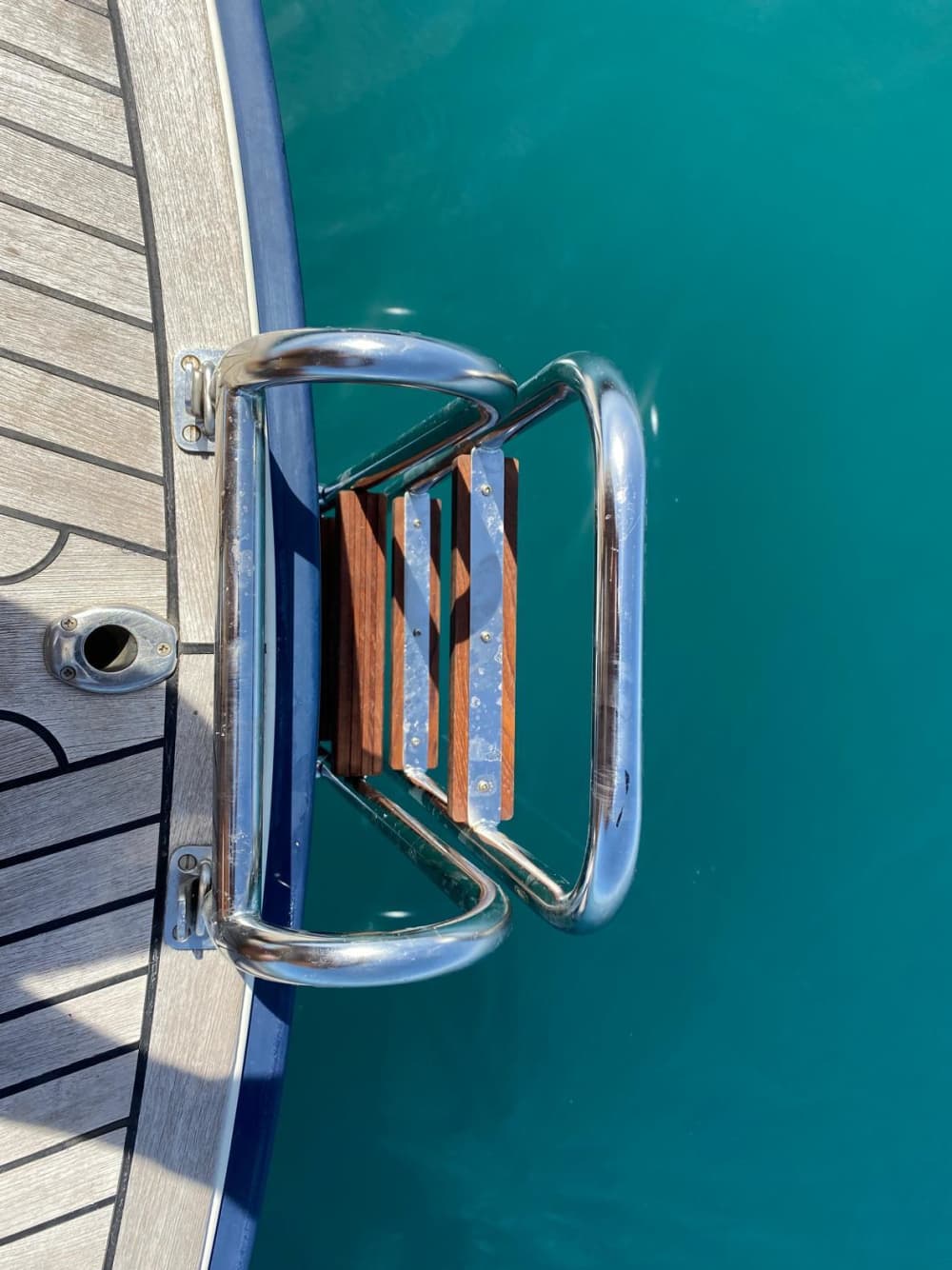 Scopri Golfe Juan a bordo di una barca a vela per un'intera giornata.