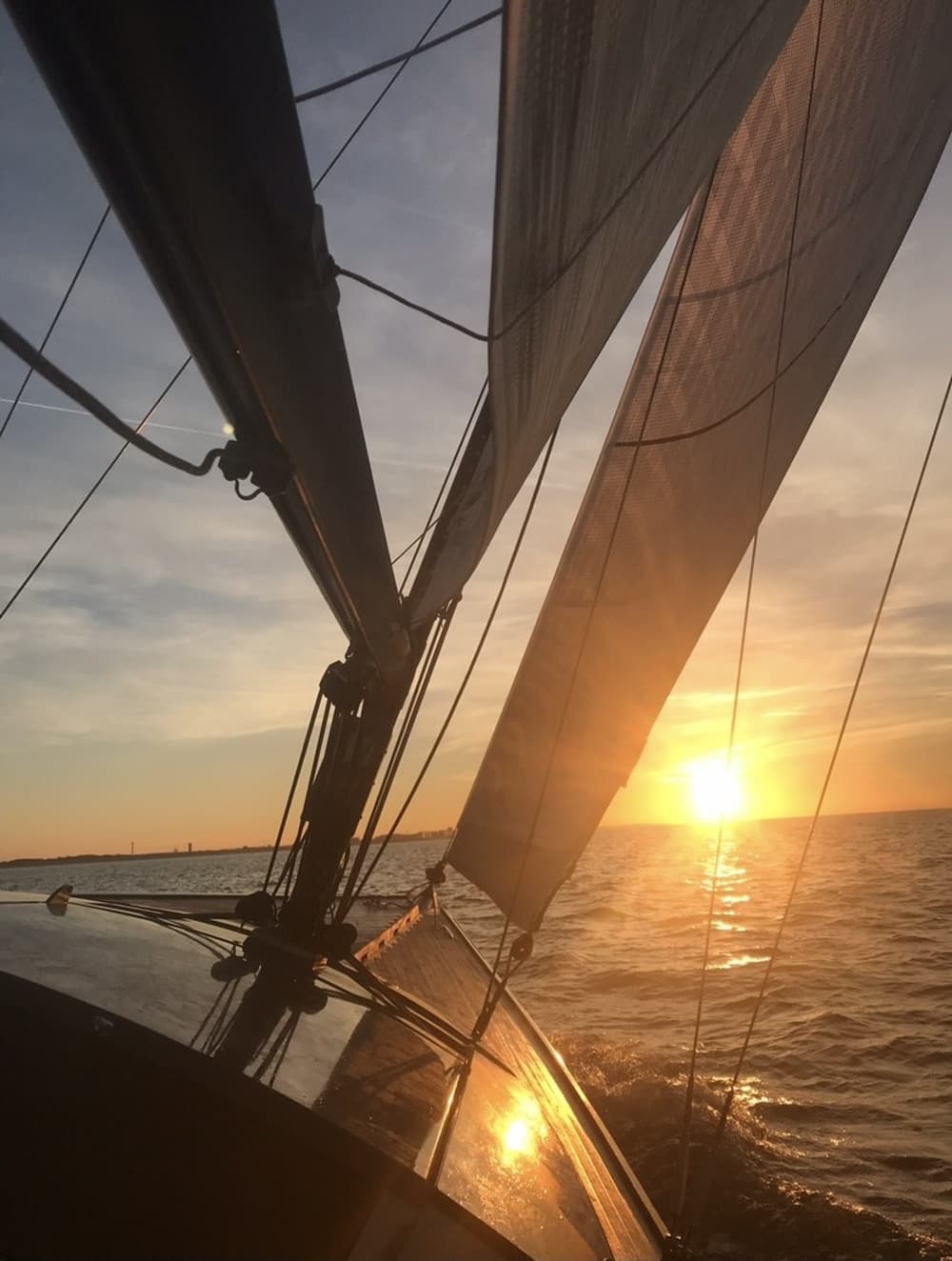 Scopri Golfe Juan a bordo di una barca a vela per un'intera giornata.