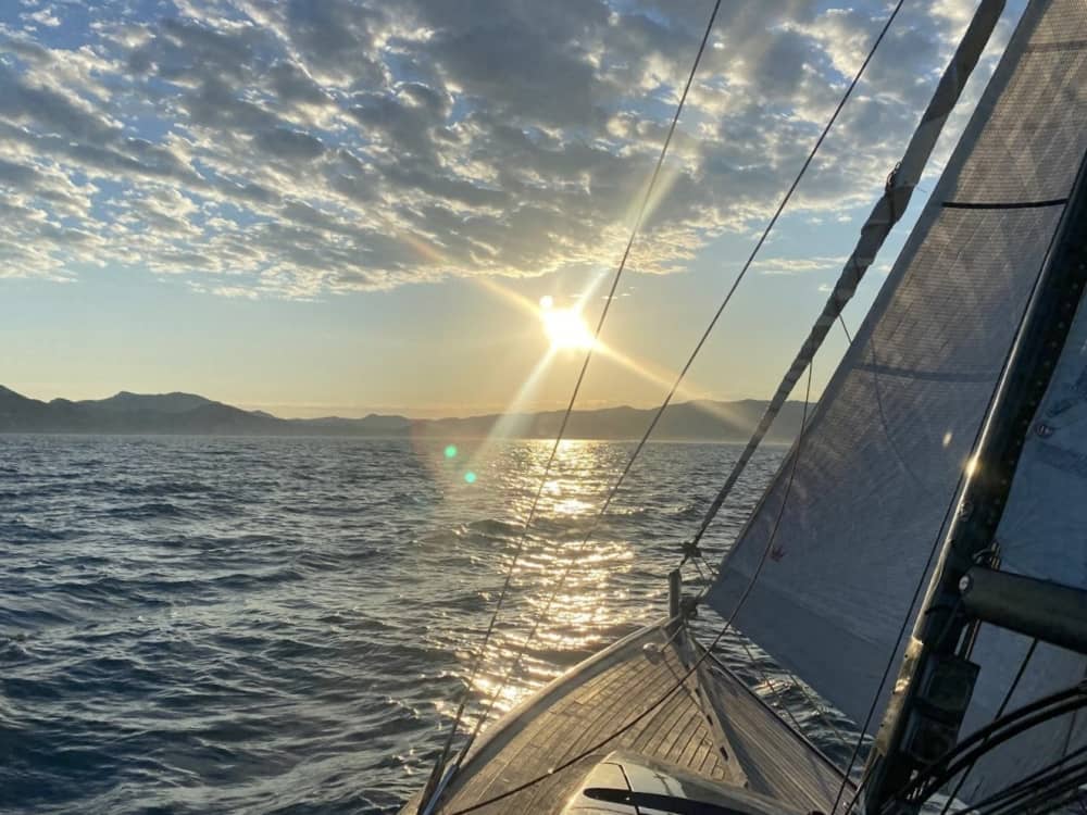 Scopri Golfe Juan a bordo di una barca a vela per un'intera giornata.
