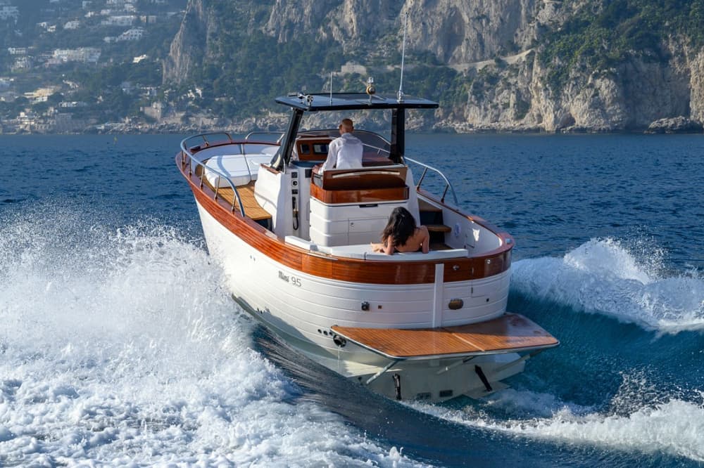 Sonnenuntergang auf einem Boot zwischen Sorrent und Capri