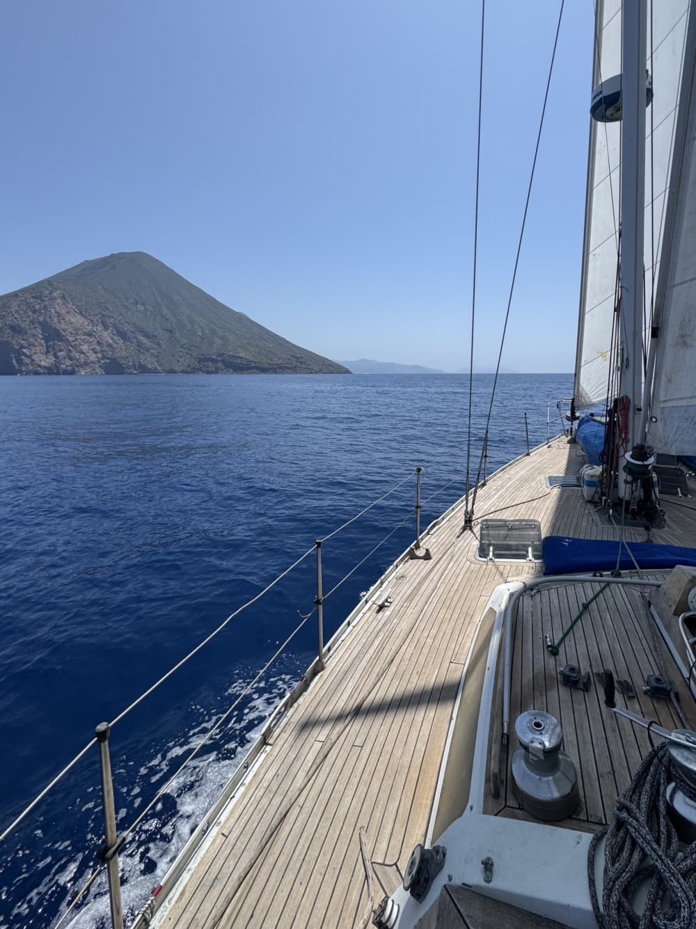 One day to discover Vulcano: The true Dolce Vita on a sailboat