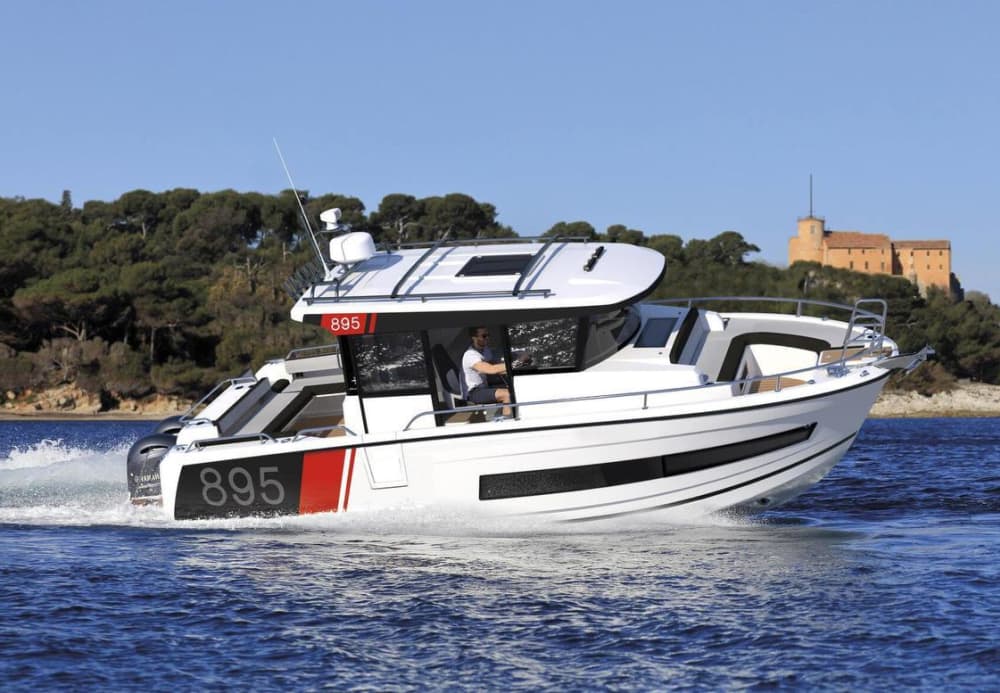 Descubre Tivat en una excursión de medio día en lancha motora.