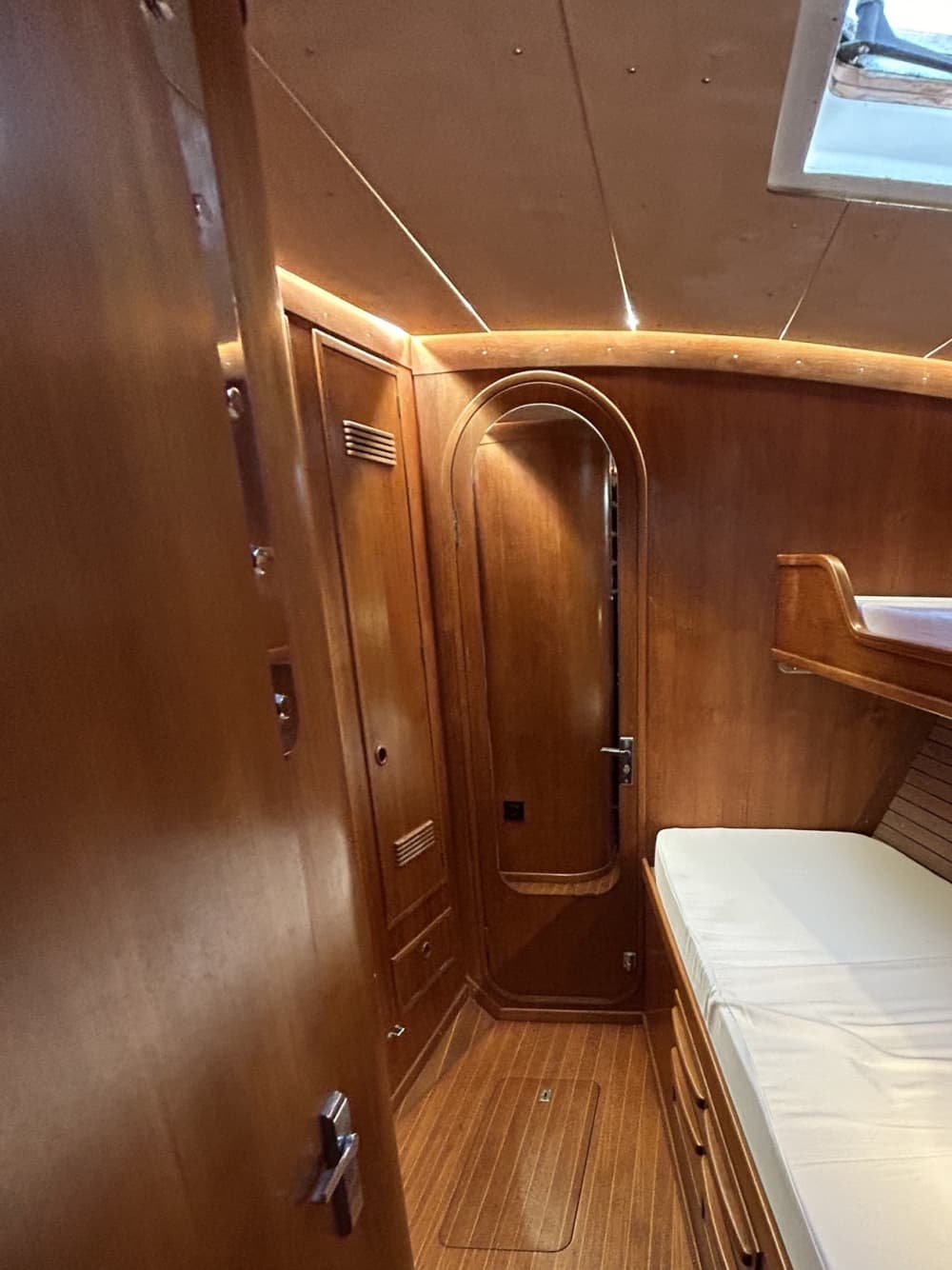 Trascorri un'intera giornata in barca a vela a Canet-en-Roussillon.