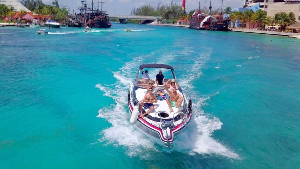 Découvrez Cancún comme jamais auparavant à bord d'un bateau à moteur