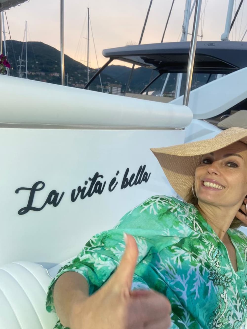 Concedetevi un momento di lusso a La Spezia trascorrendo un'intera giornata su uno yacht a motore.