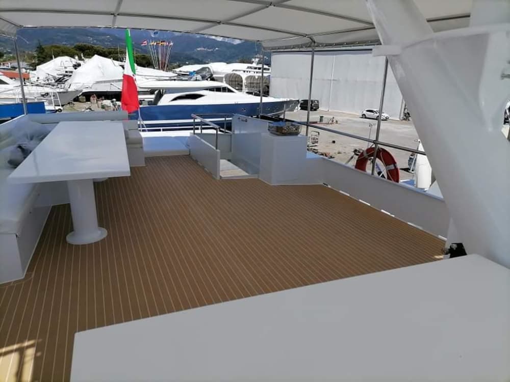 Concedetevi un momento di lusso a La Spezia trascorrendo un'intera giornata su uno yacht a motore.