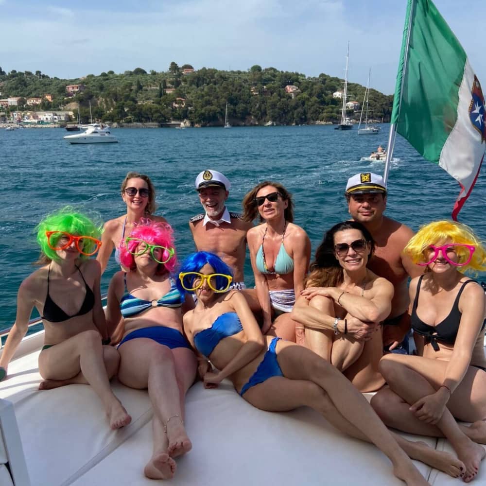 Concedetevi un momento di lusso a La Spezia trascorrendo un'intera giornata su uno yacht a motore.