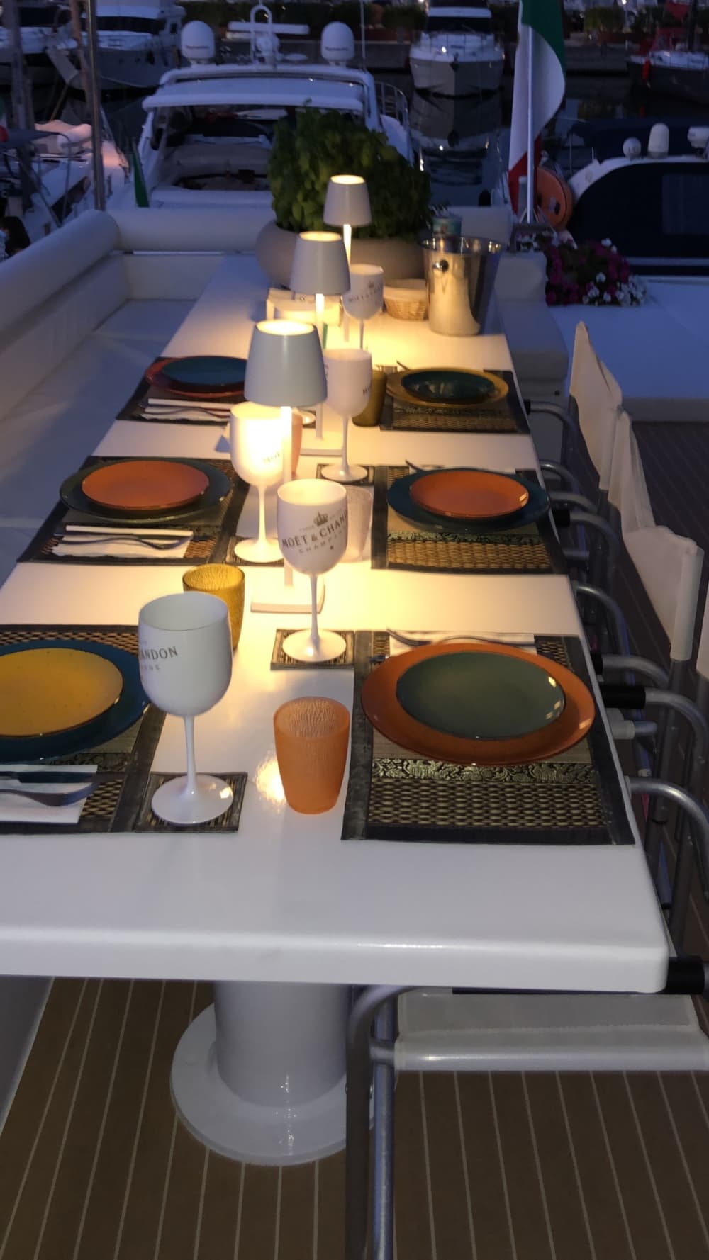 Concedetevi un momento di lusso a La Spezia trascorrendo un'intera giornata su uno yacht a motore.