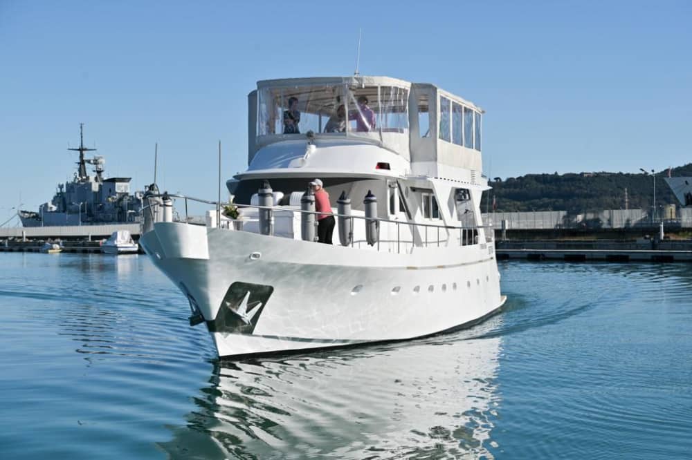 Concedetevi un momento di lusso a La Spezia trascorrendo un'intera giornata su uno yacht a motore.
