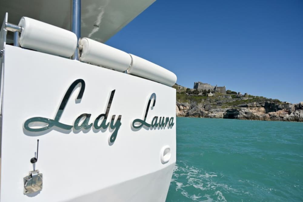 Concedetevi un momento di lusso a La Spezia trascorrendo un'intera giornata su uno yacht a motore.