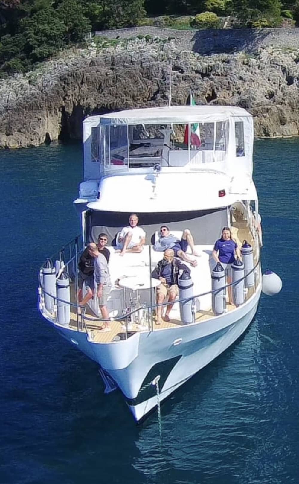 Concedetevi un momento di lusso a La Spezia trascorrendo un'intera giornata su uno yacht a motore.