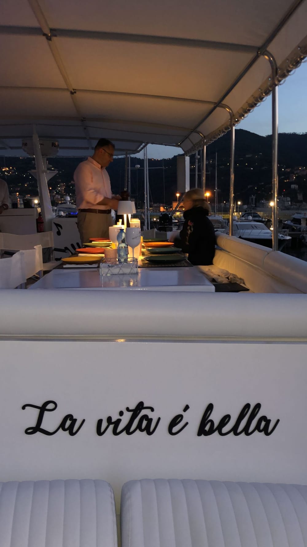 Concedetevi un momento di lusso a La Spezia trascorrendo un'intera giornata su uno yacht a motore.