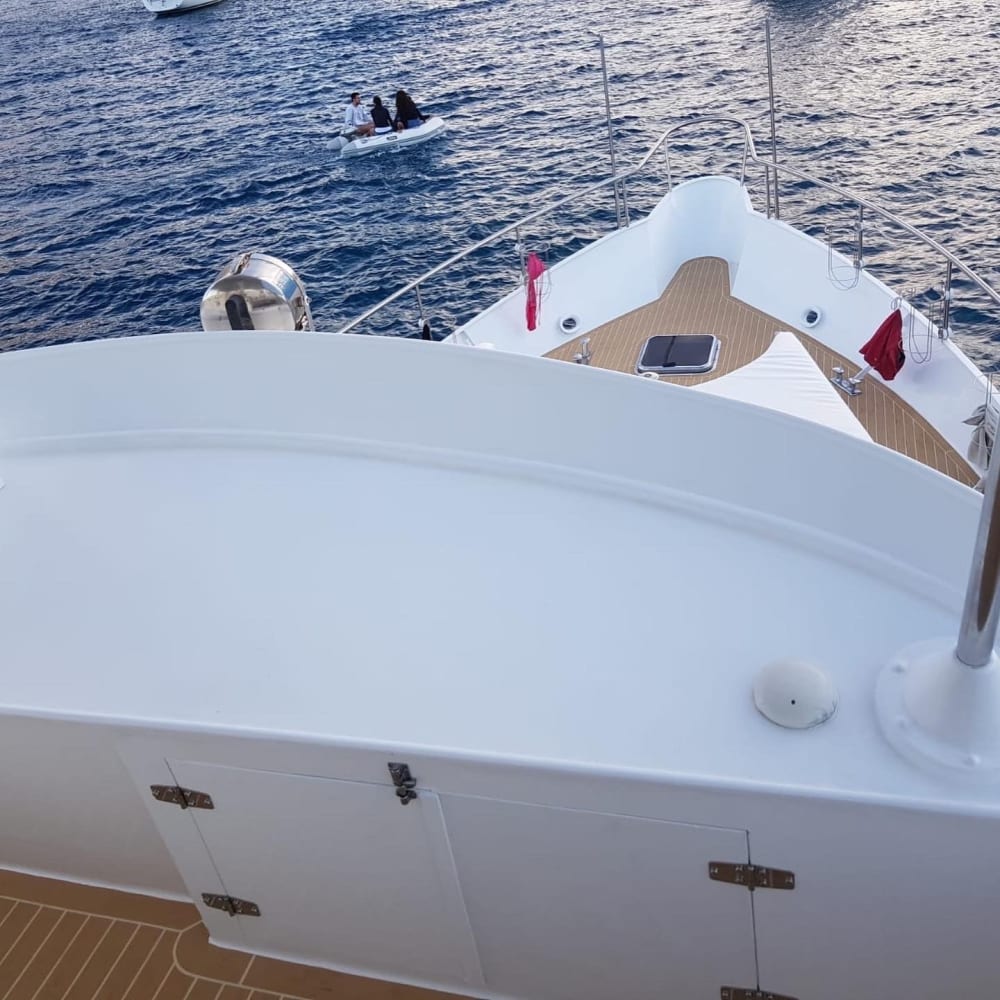 Concedetevi un momento di lusso a La Spezia trascorrendo un'intera giornata su uno yacht a motore.