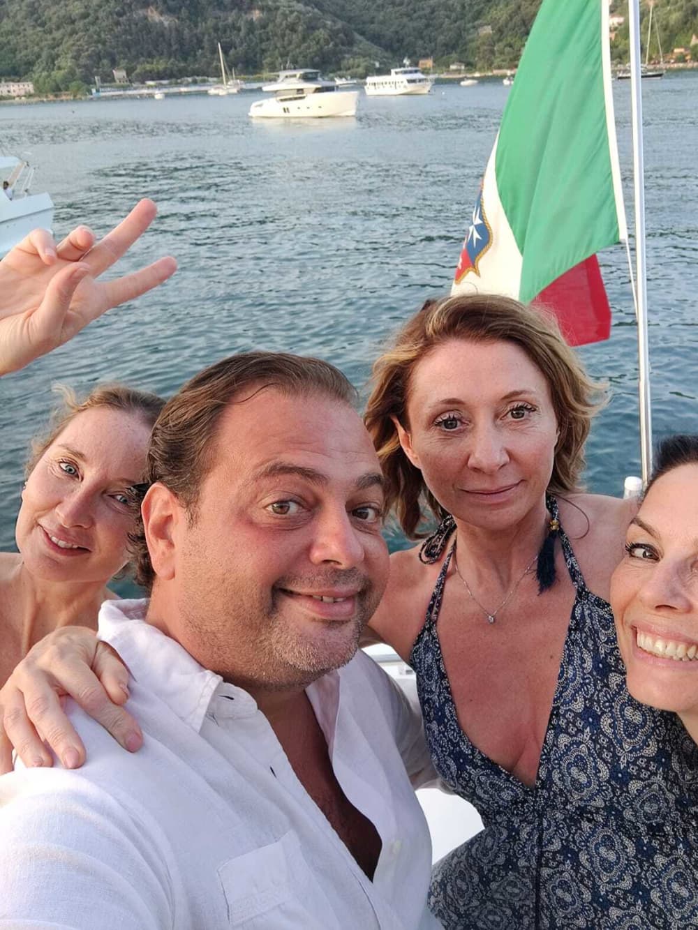 Concedetevi un momento di lusso a La Spezia trascorrendo un'intera giornata su uno yacht a motore.