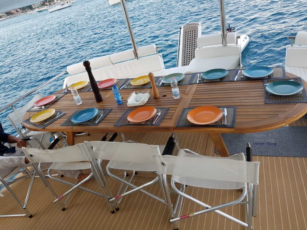 Concedetevi un momento di lusso a La Spezia trascorrendo un'intera giornata su uno yacht a motore.