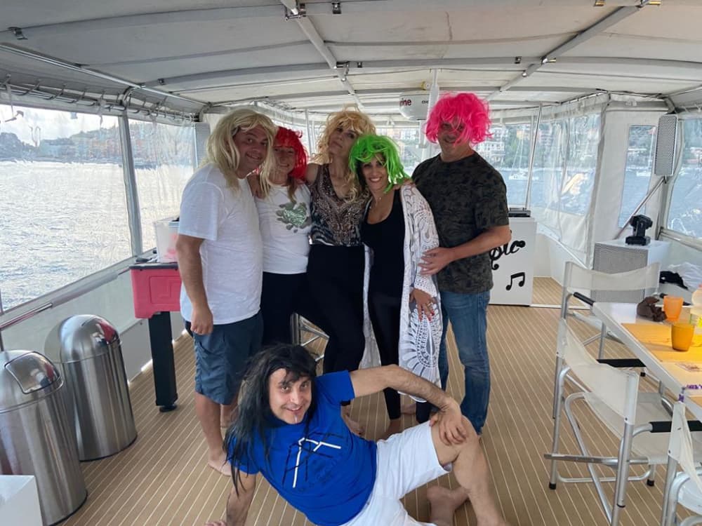 Concedetevi un momento di lusso a La Spezia trascorrendo un'intera giornata su uno yacht a motore.