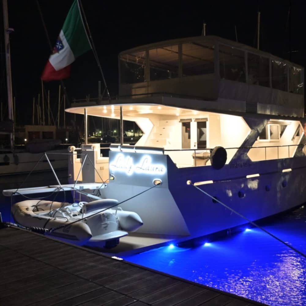 Concedetevi un momento di lusso a La Spezia trascorrendo un'intera giornata su uno yacht a motore.
