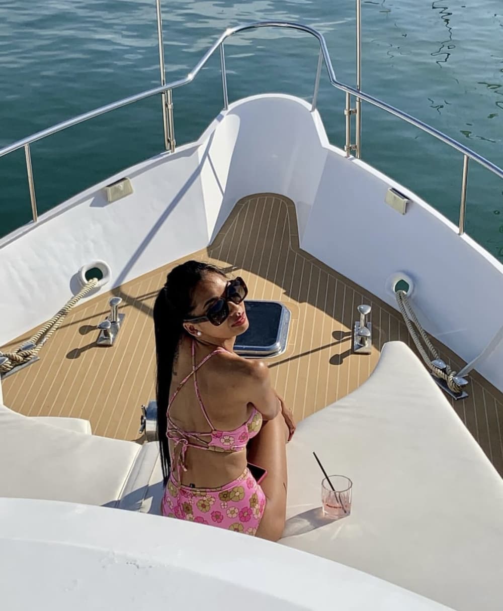 Concedetevi un momento di lusso a La Spezia trascorrendo un'intera giornata su uno yacht a motore.