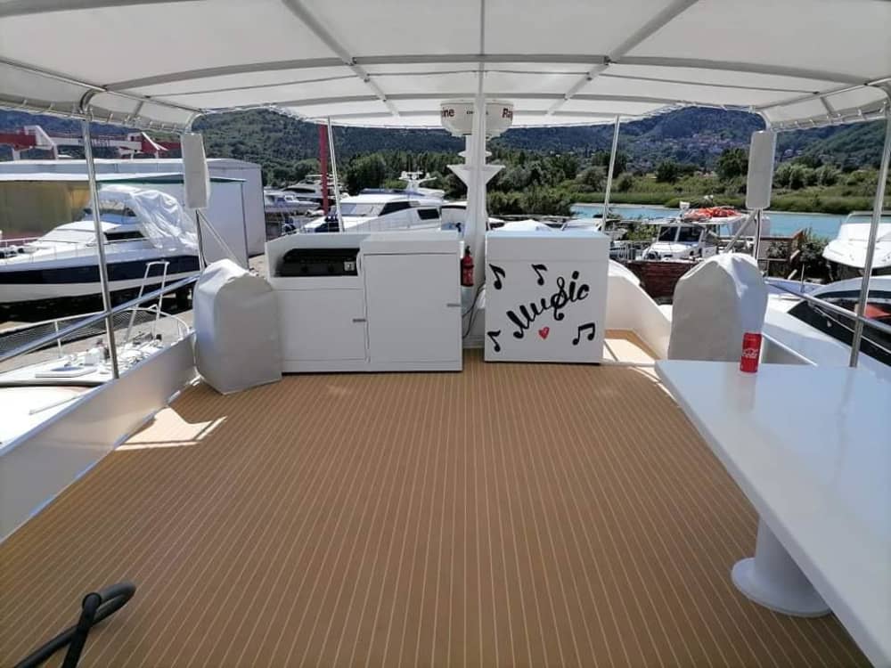 Concedetevi un momento di lusso a La Spezia trascorrendo un'intera giornata su uno yacht a motore.