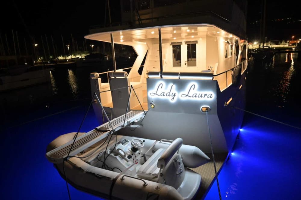 Concedetevi un momento di lusso a La Spezia trascorrendo un'intera giornata su uno yacht a motore.