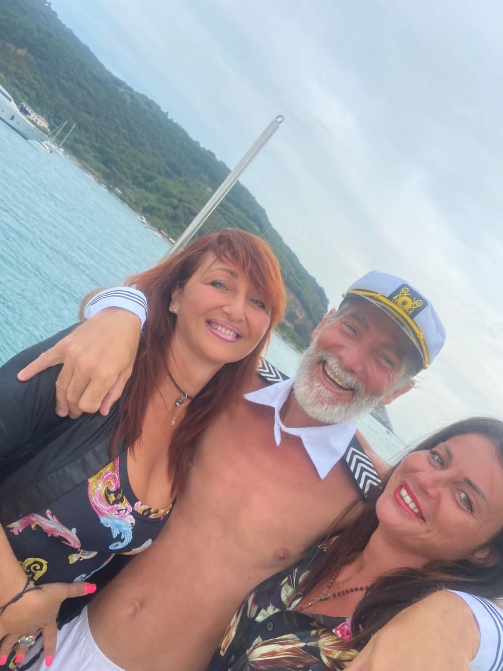 Concedetevi un momento di lusso a La Spezia trascorrendo un'intera giornata su uno yacht a motore.