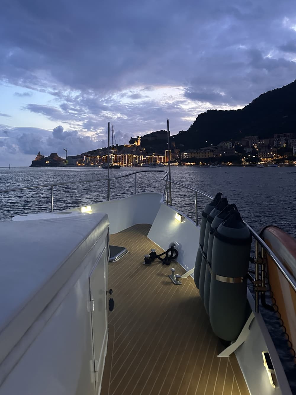 Concedetevi un momento di lusso a La Spezia trascorrendo un'intera giornata su uno yacht a motore.