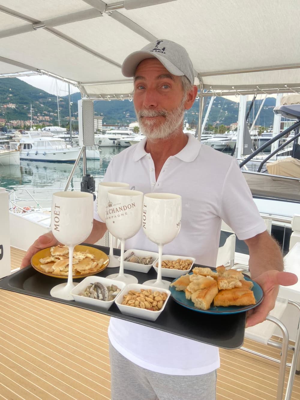 Concedetevi un momento di lusso a La Spezia trascorrendo un'intera giornata su uno yacht a motore.