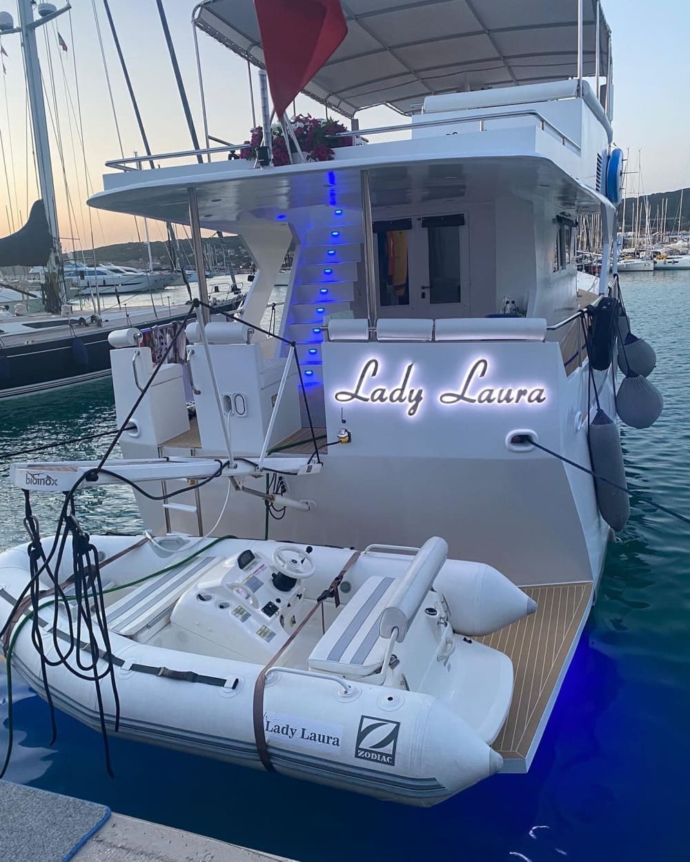 Concedetevi un momento di lusso a La Spezia trascorrendo un'intera giornata su uno yacht a motore.