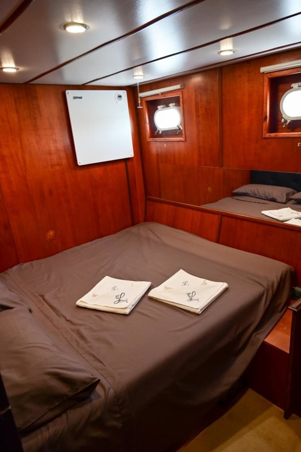 Concedetevi un momento di lusso a La Spezia trascorrendo un'intera giornata su uno yacht a motore.