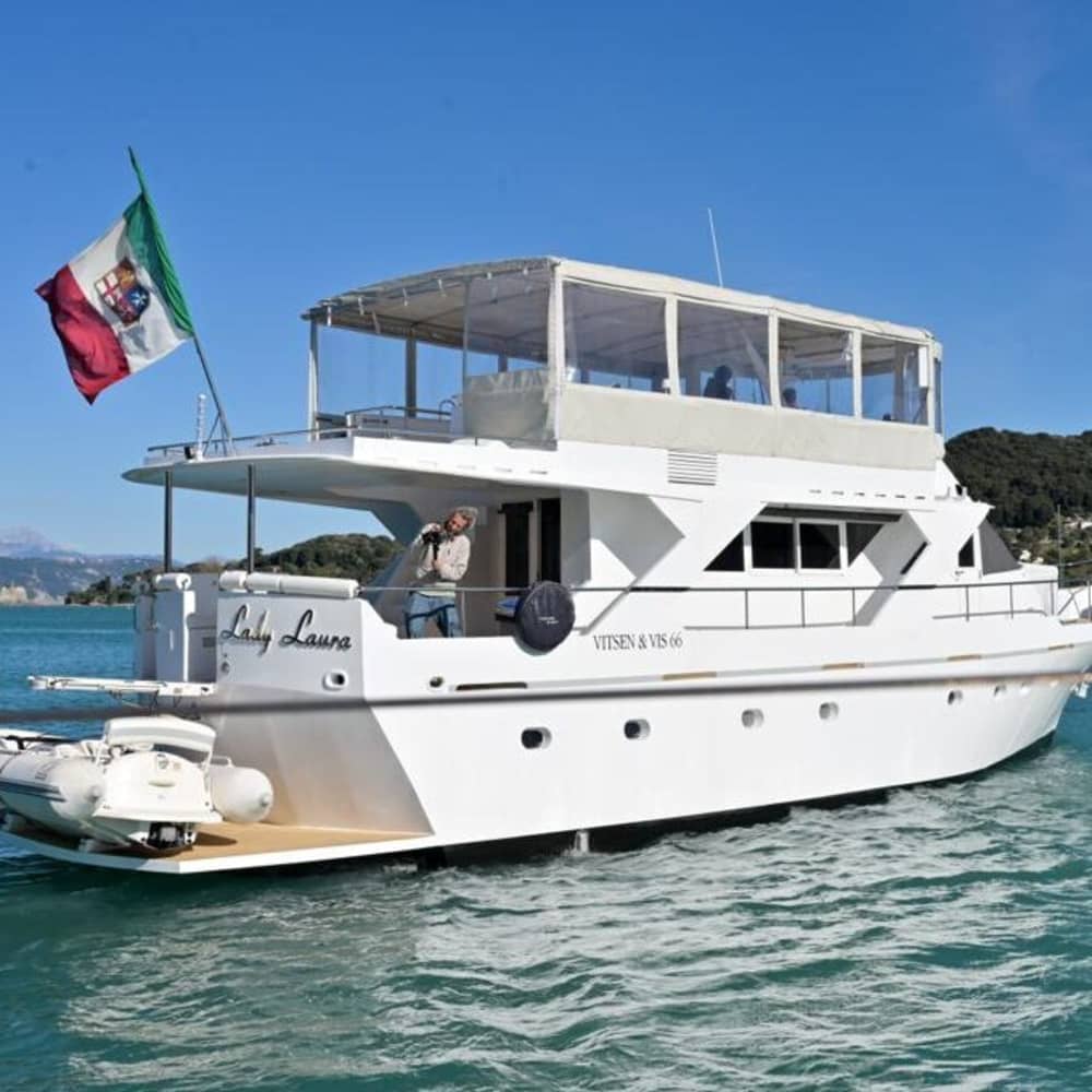 Concedetevi un momento di lusso a La Spezia trascorrendo un'intera giornata su uno yacht a motore.
