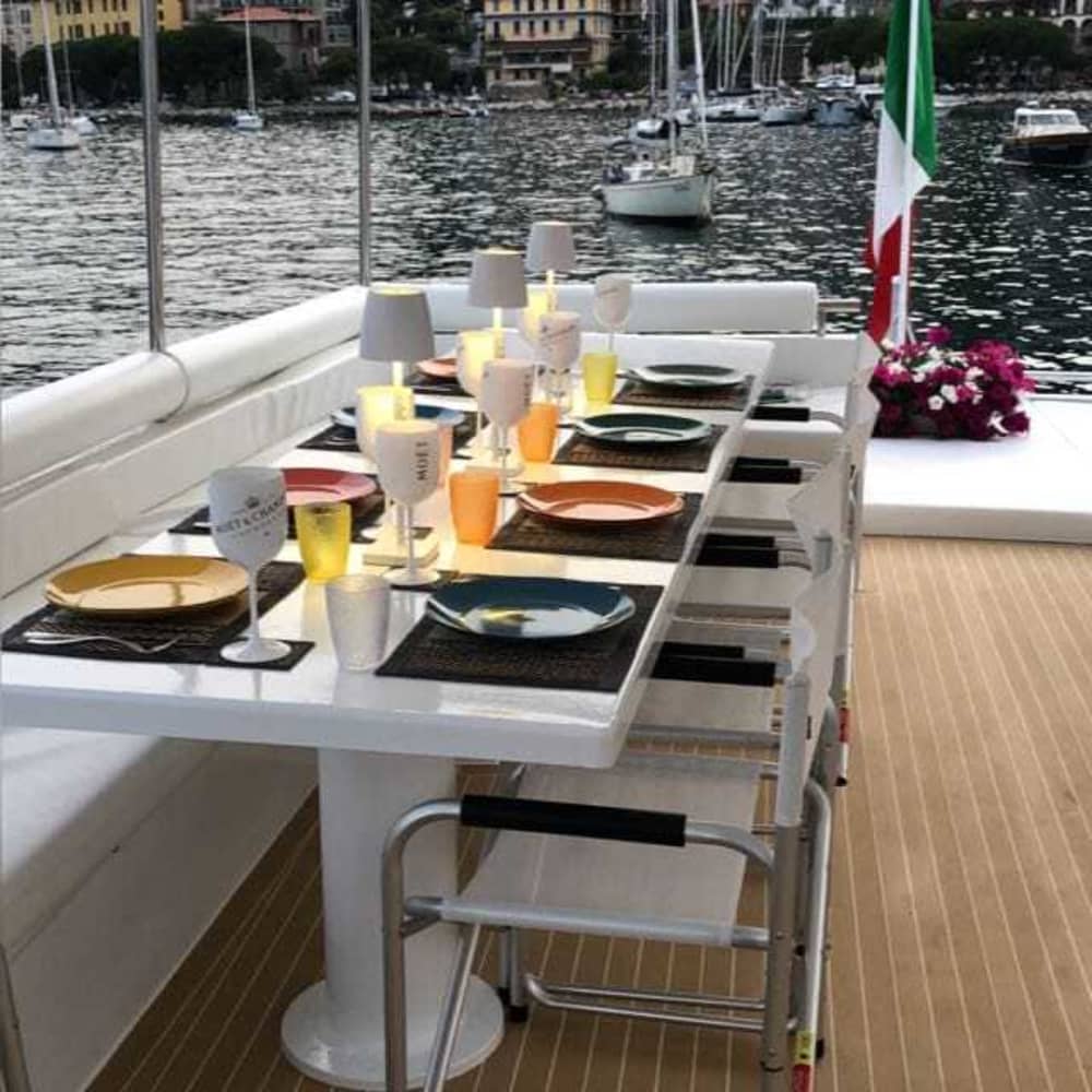 Concedetevi un momento di lusso a La Spezia trascorrendo un'intera giornata su uno yacht a motore.