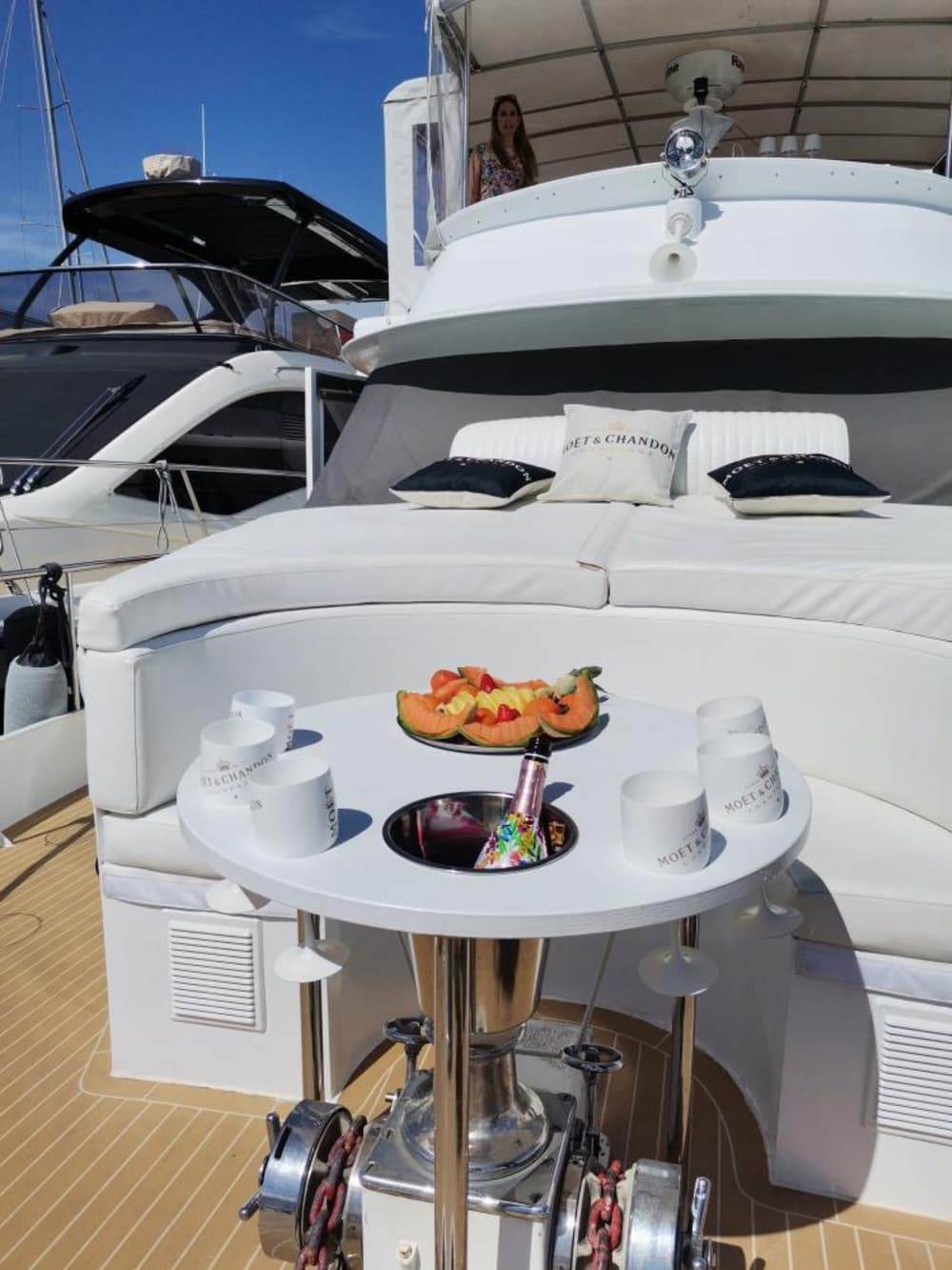 Concedetevi un momento di lusso a La Spezia trascorrendo un'intera giornata su uno yacht a motore.