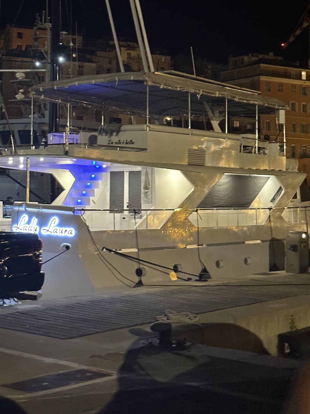 Concedetevi un momento di lusso a La Spezia trascorrendo un'intera giornata su uno yacht a motore.