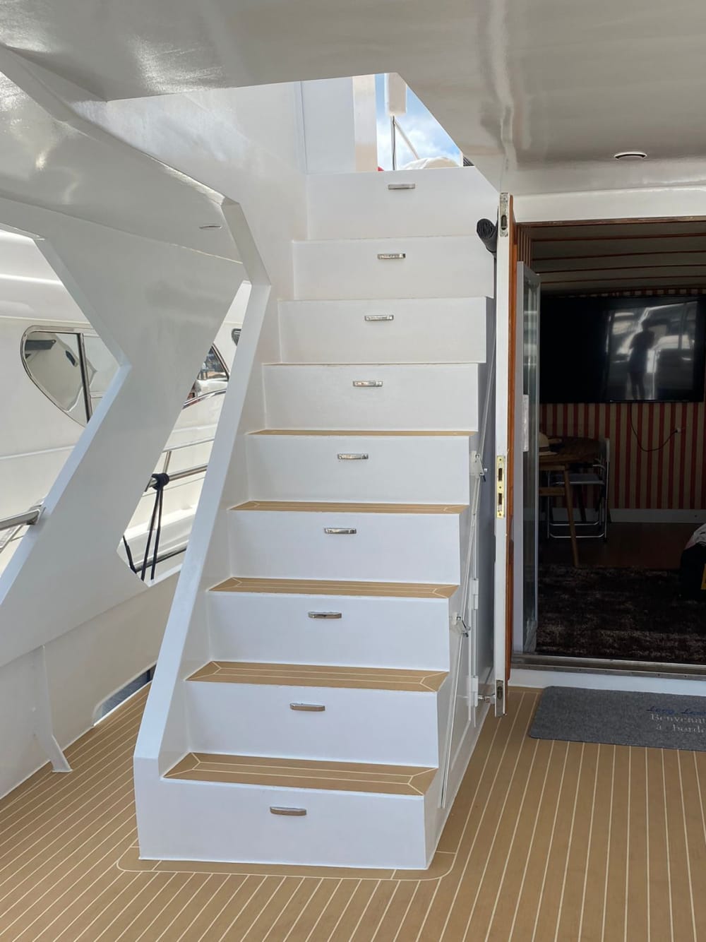 Concedetevi un momento di lusso a La Spezia trascorrendo un'intera giornata su uno yacht a motore.