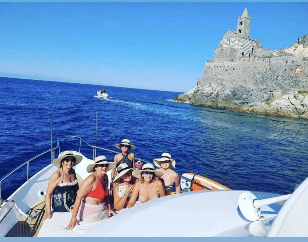 Concedetevi un momento di lusso a La Spezia trascorrendo un'intera giornata su uno yacht a motore.