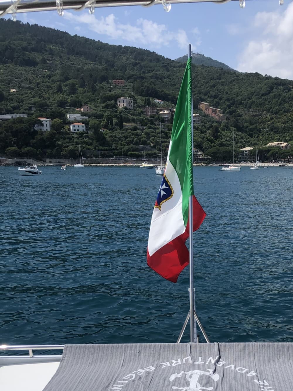 Concedetevi un momento di lusso a La Spezia trascorrendo un'intera giornata su uno yacht a motore.