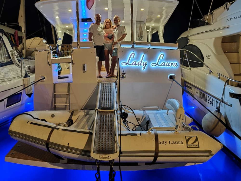 Concedetevi un momento di lusso a La Spezia trascorrendo un'intera giornata su uno yacht a motore.