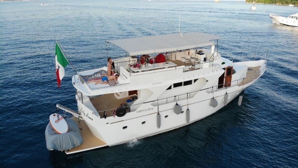 Concedetevi un momento di lusso a La Spezia trascorrendo un'intera giornata su uno yacht a motore.