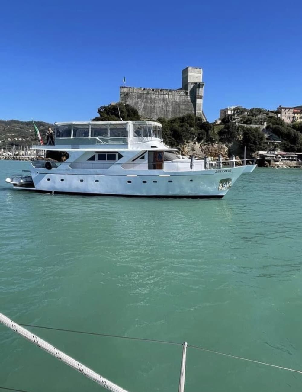 Concedetevi un momento di lusso a La Spezia trascorrendo un'intera giornata su uno yacht a motore.