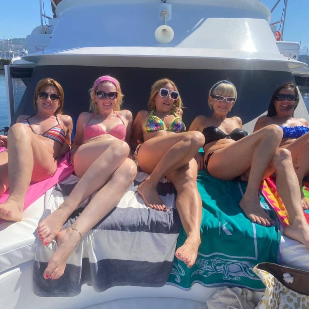 Concedetevi un momento di lusso a La Spezia trascorrendo un'intera giornata su uno yacht a motore.