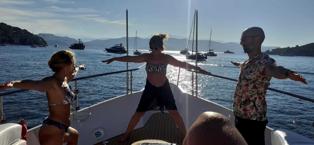 Concedetevi un momento di lusso a La Spezia trascorrendo un'intera giornata su uno yacht a motore.