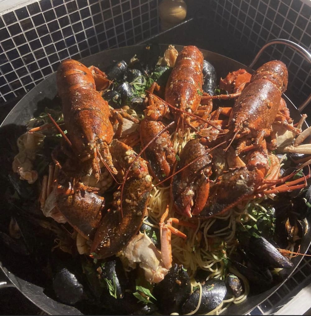 Concedetevi un momento di lusso a La Spezia trascorrendo un'intera giornata su uno yacht a motore.