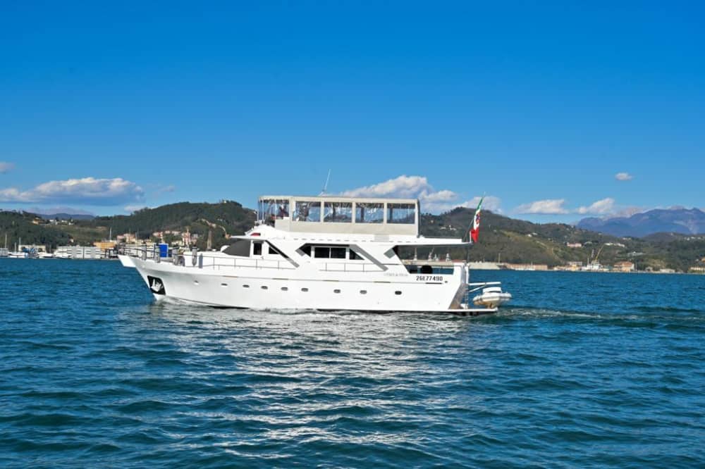 Concedetevi un momento di lusso a La Spezia trascorrendo un'intera giornata su uno yacht a motore.