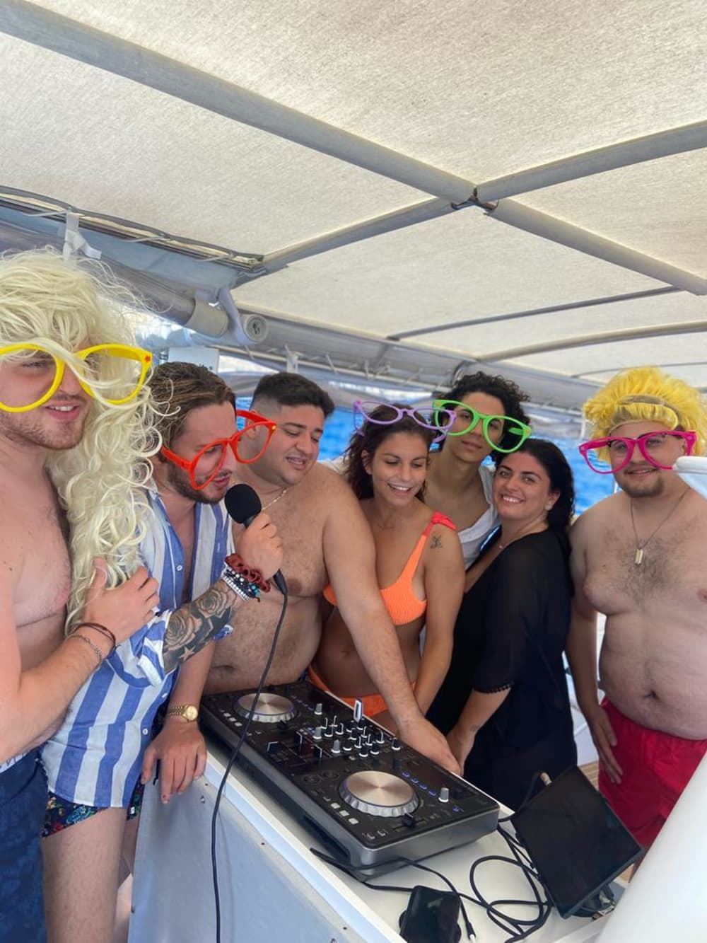 Concedetevi un momento di lusso a La Spezia trascorrendo un'intera giornata su uno yacht a motore.