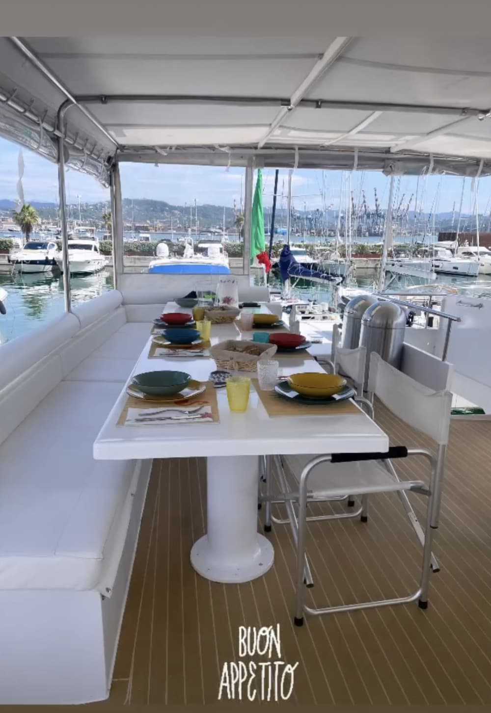 Concedetevi un momento di lusso a La Spezia trascorrendo un'intera giornata su uno yacht a motore.