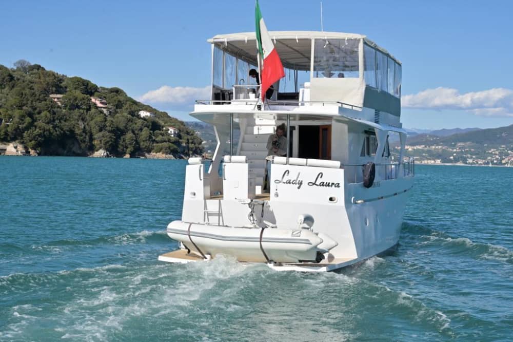 Concedetevi un momento di lusso a La Spezia trascorrendo un'intera giornata su uno yacht a motore.