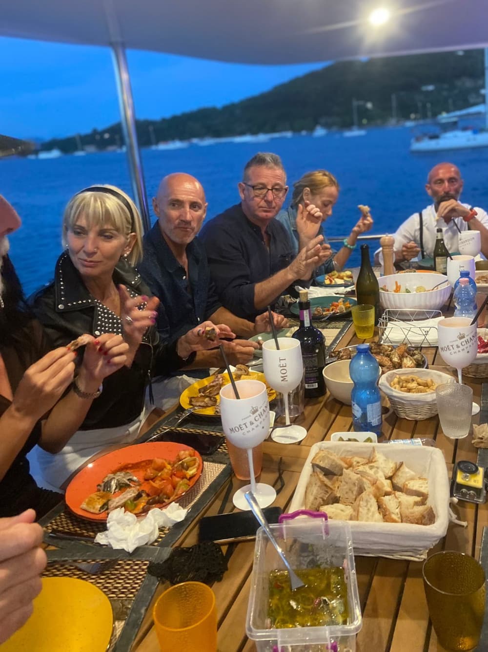 Concedetevi un momento di lusso a La Spezia trascorrendo un'intera giornata su uno yacht a motore.